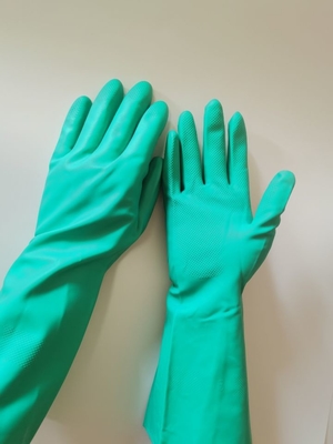 Il prodotto chimico degli antiparassitari dei guanti del nitrile della resistenza di olio si è affollato allineando i guanti di gomma per acido