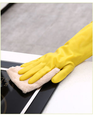 Guanto domestico in lattice da cucina progettato con polsetta arrotolata che garantisce protezione e comfort durante i compiti di pulizia domestica